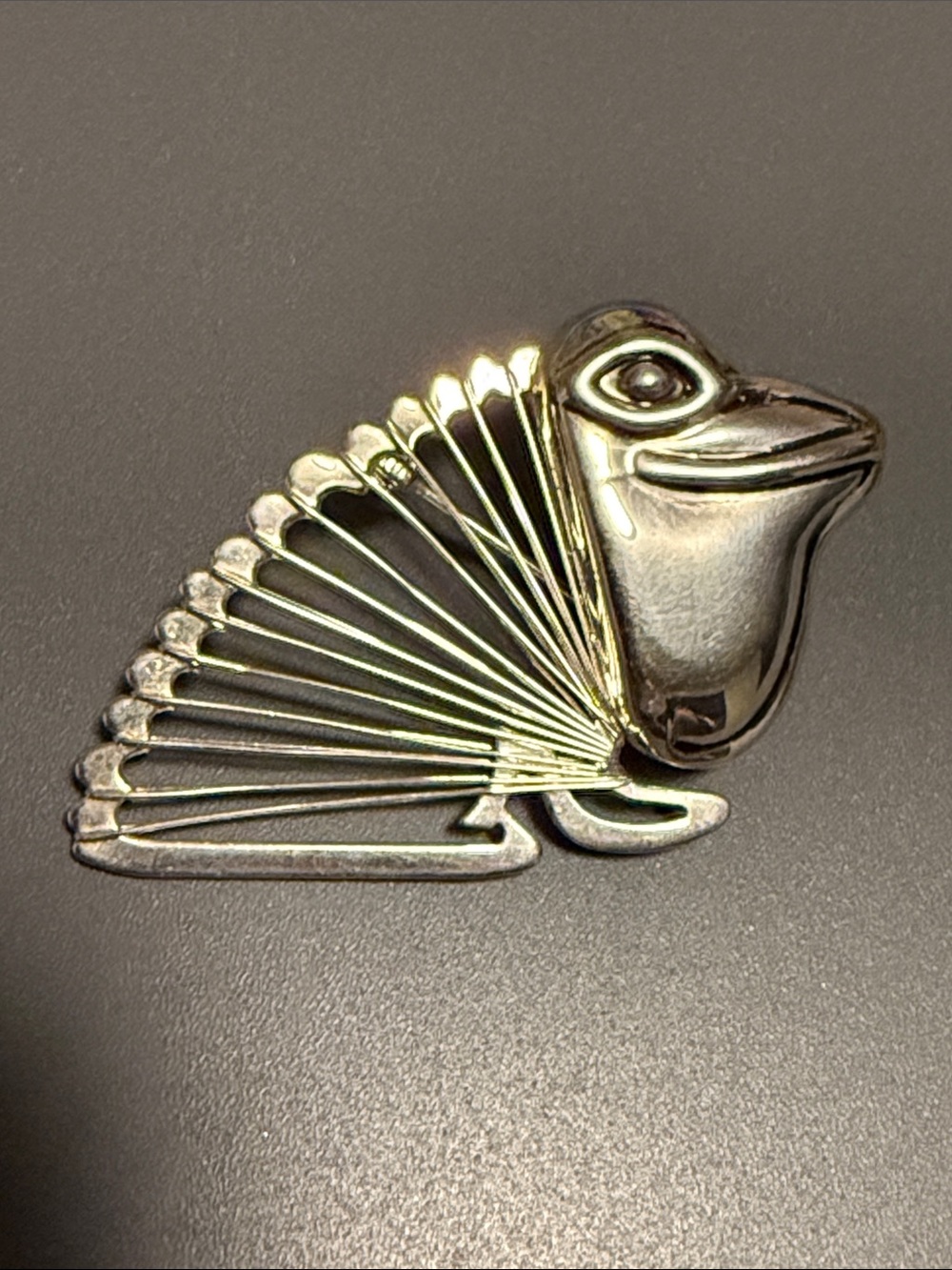 Vintage Silver Tone Frog Brooch Pendant: Sculptural Wire Design